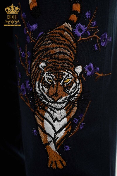 Hurtowy komplet damski dresowy, haftowany w kamienie, zapinany na zamek, granatowy we wzór panterki - 16662 | KAZEE - 8