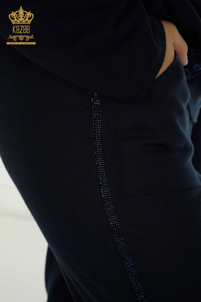 Hurtowy komplet damski dresowy, haftowany w kamienie, zapinany na zamek, granatowy we wzór panterki - 16662 | KAZEE - 12
