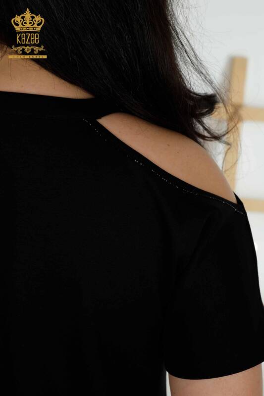 Hurtownia dresu damskiego w kolorze czarnym z detalami na ramionach - 20397 | KAZEE
