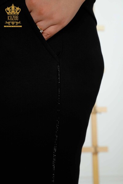 Hurtownia dresu damskiego w kolorze czarnym z detalami na ramionach - 20397 | KAZEE - Thumbnail
