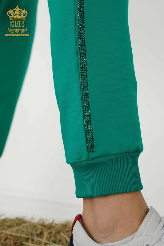 Hurtownia dresów damskich z krótkim rękawem i nadrukiem w kolorze zielonym - 17206 | KAZEE