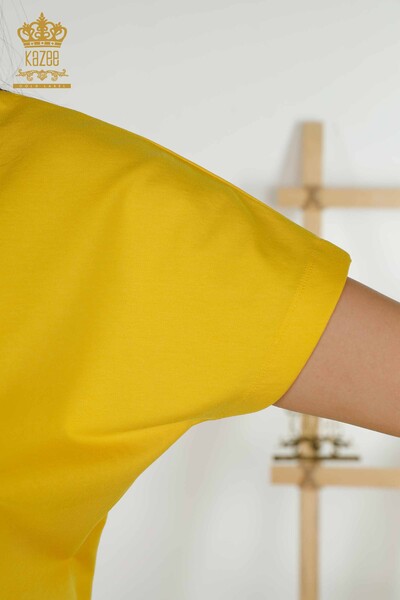 Hurtownia dresów damskich z krótkim rękawem i nadrukiem w kolorze żółtym - 17206 | KAZEE - Thumbnail