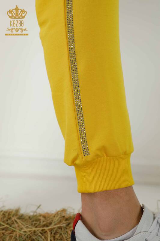 Hurtownia dresów damskich z krótkim rękawem i nadrukiem w kolorze żółtym - 17206 | KAZEE
