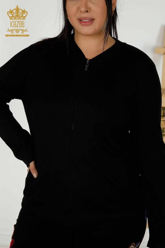 Hurtownia dresu damskiego w kolorze czarnym z kolorowym wzorem - 16657 | KAZEE