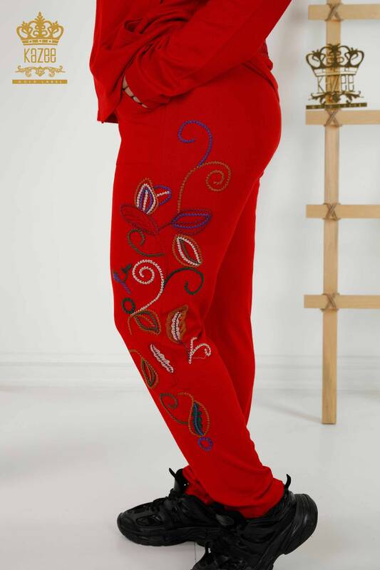 Hurtownia dresu damskiego w kolorze czerwonym z kolorowym wzorem - 16657 | KAZEE