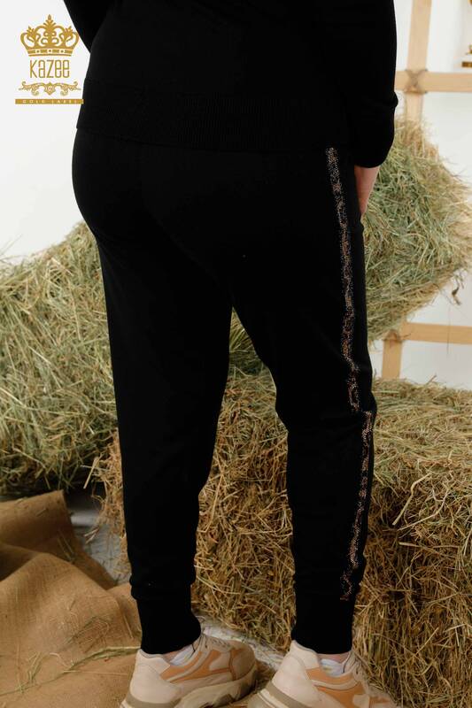 Hurtownia dresu damskiego w kolorze czarnym ze wzorem w panterkę - 16521 | KAZEE