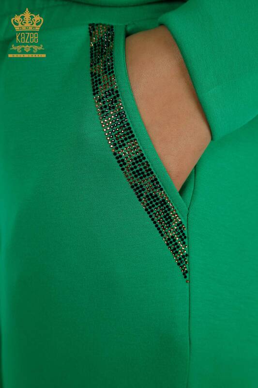 Hurtownia dresów damskich z kapturem w kolorze zielonym w panterkę, z haftowanym kamieniem - 17580 | KAZEE