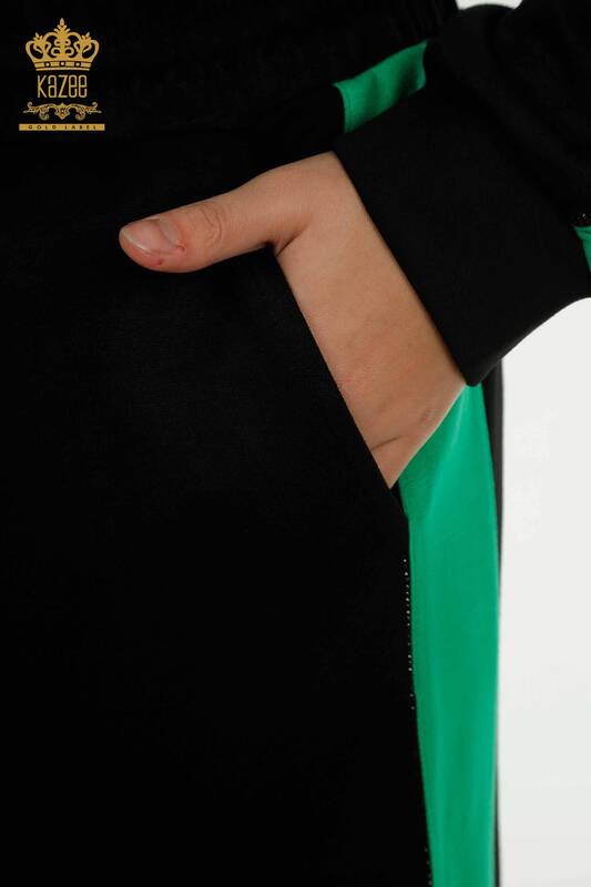 Hurtownia dresów damskich w dwóch kolorach, z kapturem i kamieniami, haftowana, czarna, zielona - 17554 | KAZEE