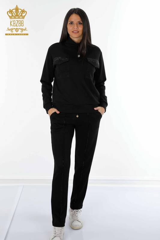 Hurtownia dresu damskiego w kolorze czarnym z haftem w kształcie kieszonki - 17429 | KAZEE