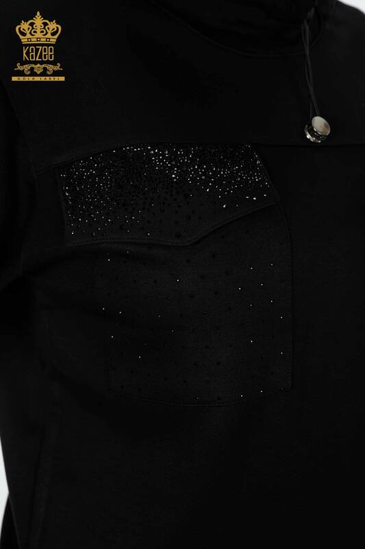 Hurtownia dresu damskiego w kolorze czarnym z haftem w kształcie kieszonki - 17429 | KAZEE