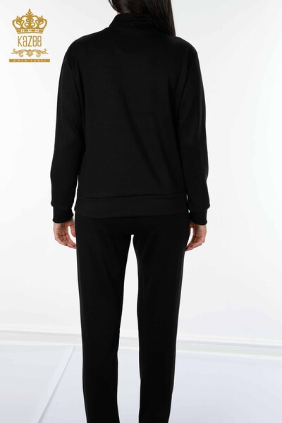 Hurtownia dresu damskiego w kolorze czarnym z haftem w kształcie kieszonki - 17429 | KAZEE - Thumbnail