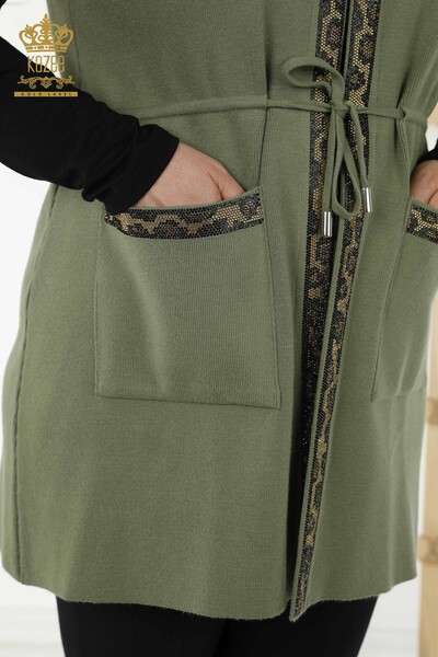 Hurtownia kamizelki damskiej w panterkę z haftem w kolorze khaki - 30261 | KAZEE - Thumbnail