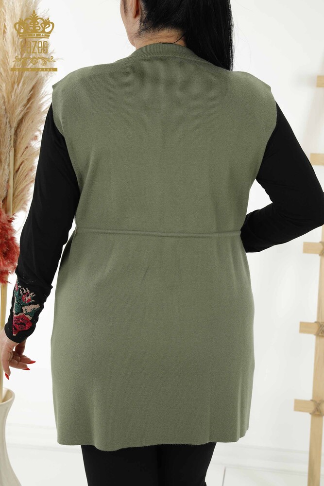 Hurtownia kamizelki damskiej w panterkę z haftem w kolorze khaki - 30261 | KAZEE - 8