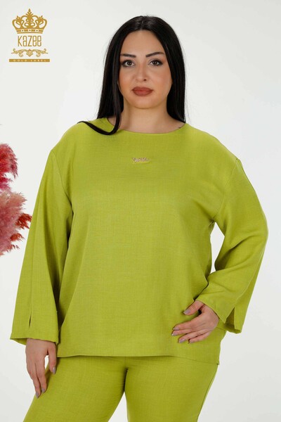 Hurtownia letniego garnituru damskiego w kolorze zielonym z kieszeniami i logo - 20313 | KAZEE - Thumbnail