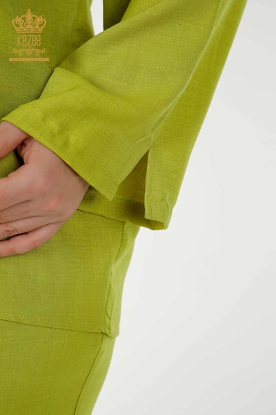 Hurtownia letniego garnituru damskiego w kolorze zielonym z kieszeniami i logo - 20313 | KAZEE - Thumbnail