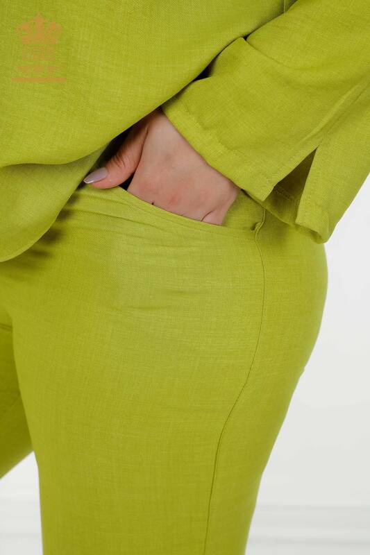 Hurtownia letniego garnituru damskiego w kolorze zielonym z kieszeniami i logo - 20313 | KAZEE