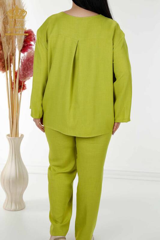 Hurtownia letniego garnituru damskiego w kolorze zielonym z kieszeniami i logo - 20313 | KAZEE