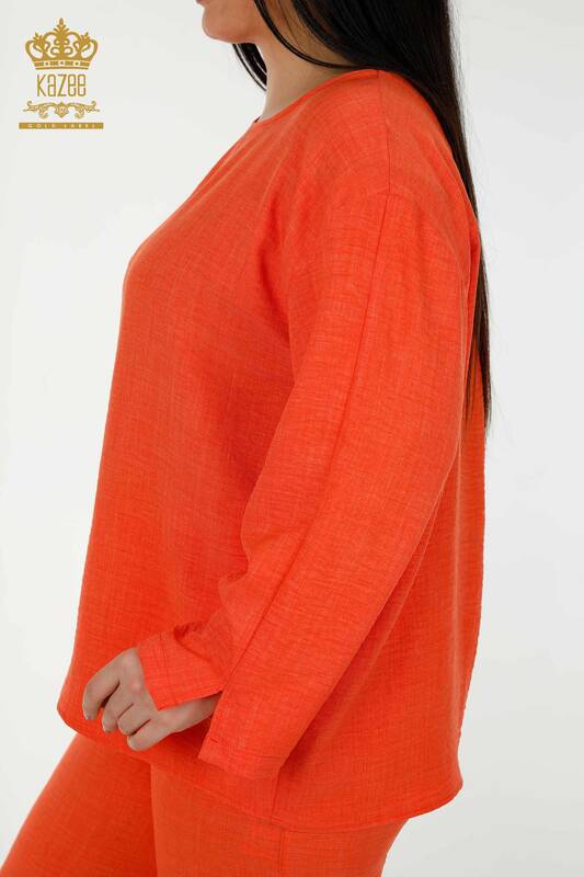 Hurtownia letniego garnituru damskiego z kieszenią i logo w kolorze pomarańczowym - 20313 | KAZEE