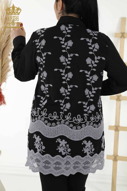 Hurtownia koszul damskich - haftowana w kwiaty - czarna - 20354 | KAZEE