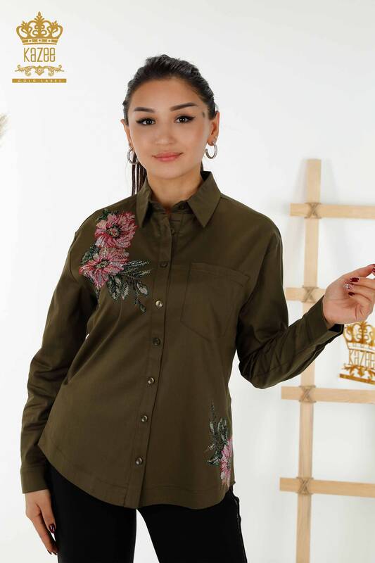 Hurtownia koszul damskich - Kolorowa haftowana w kwiaty - khaki - 20234 | KAZEE