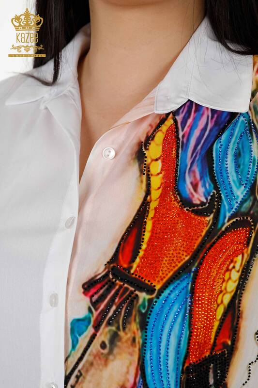 Hurtownia koszul damskich biała z kolorowym wzorem - 20224 | KAZEE