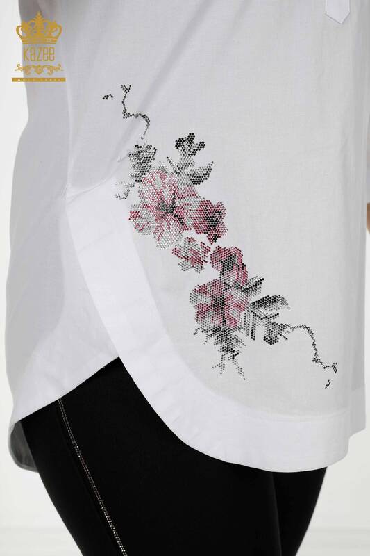 Hurtownia koszul damskich - Haftowane kwiaty - biała - 20112 | KAZEE