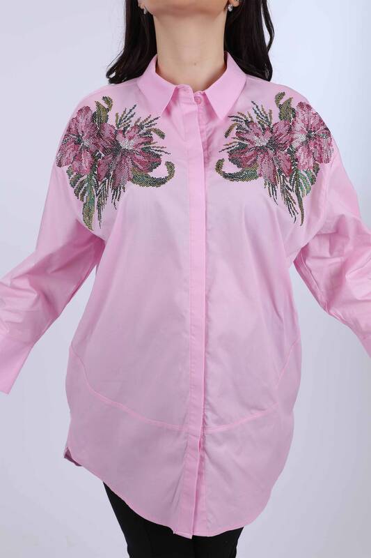 Hurtownia koszul damskich z kwiatowym detalem na ramieniu i kolorowymi kamieniami - 20024 | KAZEE