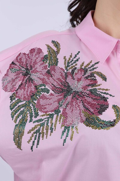 Hurtownia koszul damskich z kwiatowym detalem na ramieniu i kolorowymi kamieniami - 20024 | KAZEE - Thumbnail