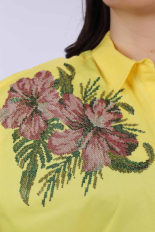 Hurtownia koszul damskich z kwiatowym detalem na ramieniu i kolorowymi kamieniami - 20024 | KAZEE