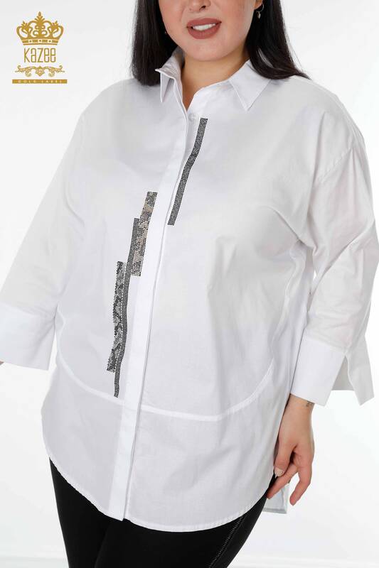 Hurtownia koszul damskich - W paski haftowane kamieniami - biała - 20060 | KAZEE