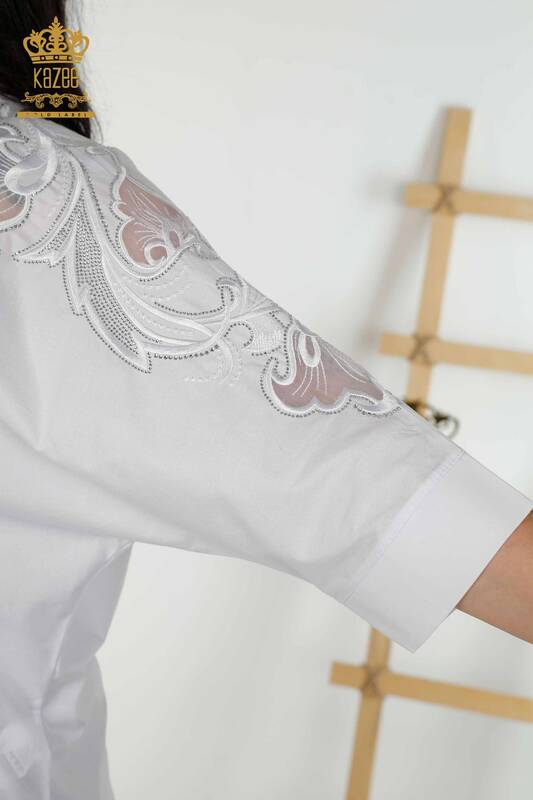 Hurtownia koszul damskich - biała z tiulowymi detalami - 20406 | KAZEE