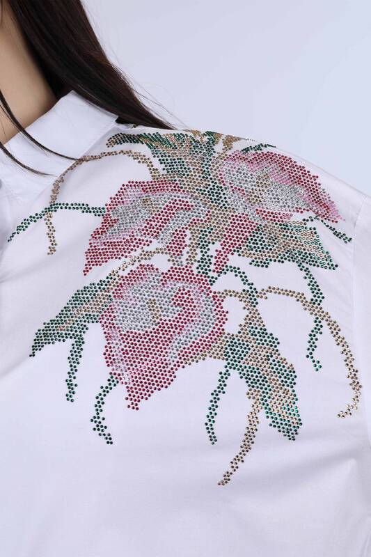 Hurtownia koszul damskich z kwiatowym wzorem i haftem w kamienie - 17053 | KAZEE