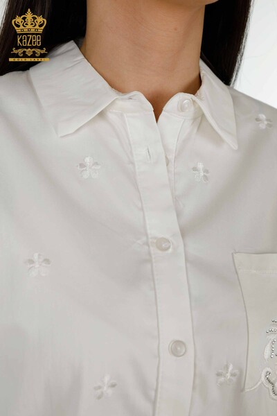 Hurtownia koszul damskich w kwiatowe wzorzyste kieszonki ecru - 20412 | KAZEE - Thumbnail