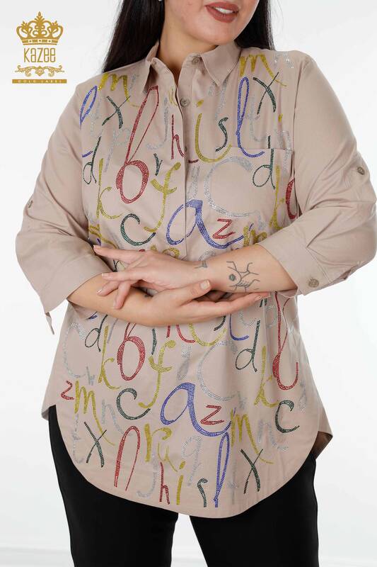 Hurtownia koszul damskich - Wzorzyste litery - beżowa - 20123 | KAZEE