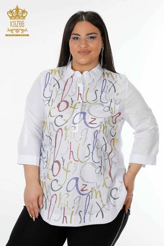 Hurtownia koszul damskich - Wzorzyste litery - biała - 20123 | KAZEE