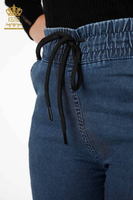 Hurtownia spodni damskich z tekstem, elastyczną talią i wiązaniem na sznurku - 3499 | KAZEE