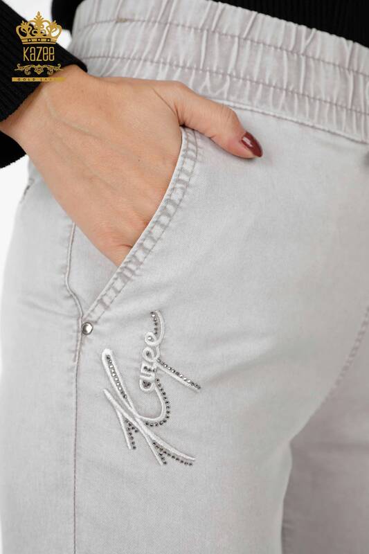 Hurtownia spodni damskich z gumką w pasie i kieszeniami haftowanymi kamieniami - 3540 | KAZEE