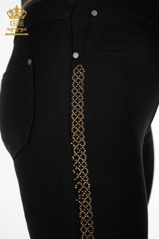 Hurtownia spodni damskich z kieszeniami i haftem w paski z kryształowymi kamieniami - 3564 | KAZEE