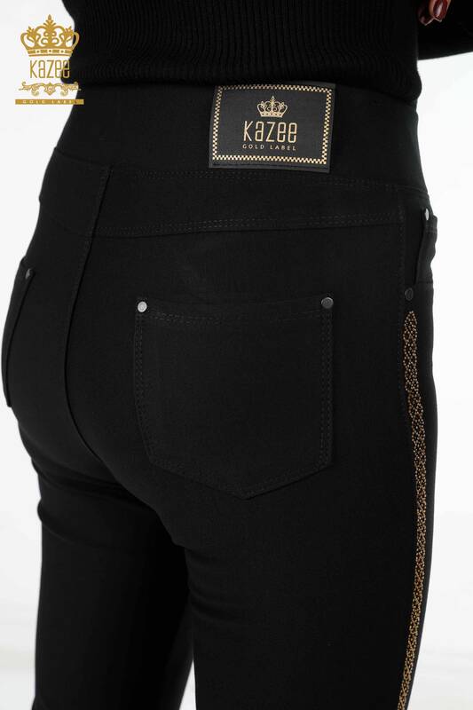 Hurtownia spodni damskich z kieszeniami i haftem w paski z kryształowymi kamieniami - 3564 | KAZEE