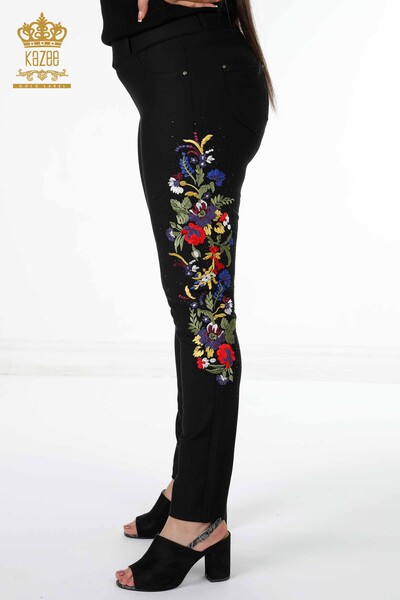 Hurtownia spodni damskich z kieszeniami i kolorowym haftem w kwiaty - 3619 | KAZEE - Thumbnail