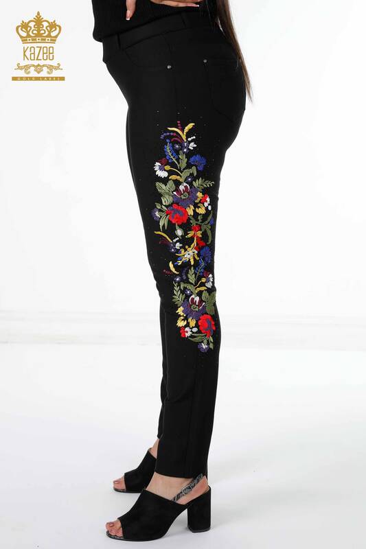 Hurtownia spodni damskich z kieszeniami i kolorowym haftem w kwiaty - 3619 | KAZEE
