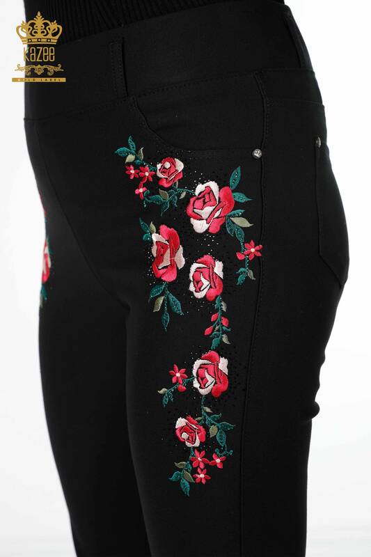Hurtownia spodni damskich z haftem w kolorowe kwiaty i kamienie - 3618 | KAZEE