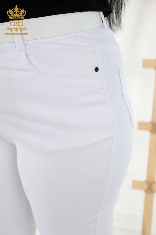 Hurtownia spodni damskich z paskiem i haftowanym kamieniem w kolorze białym - 3683 | KAZEE