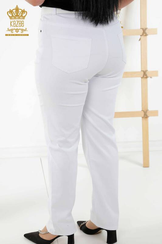 Hurtownia spodni damskich z paskiem i haftowanym kamieniem w kolorze białym - 3683 | KAZEE