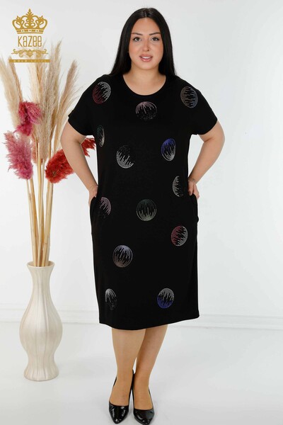 Hurtownia sukienek damskich czarna z haftem w kolorowe kamienie - 7740 | KAZEE - Thumbnail