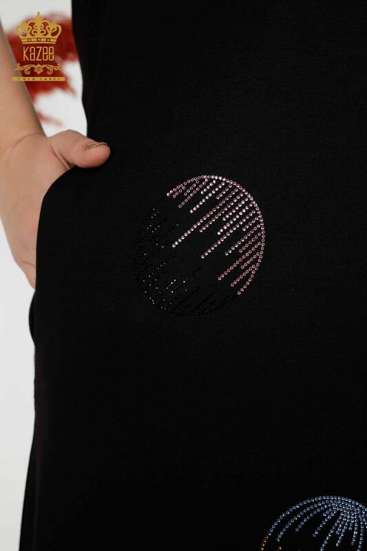 Hurtownia sukienek damskich czarna z haftem w kolorowe kamienie - 7740 | KAZEE