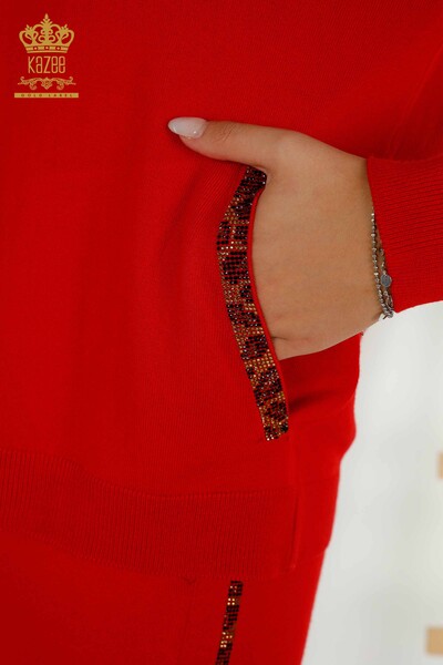 Hurtownia dresu damskiego w kolorze czerwonym z haftem w kamienie - 16677 | KAZEE - Thumbnail
