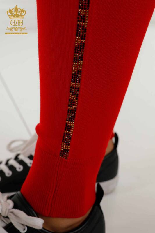 Hurtownia dresu damskiego w kolorze czerwonym z haftem w kamienie - 16677 | KAZEE