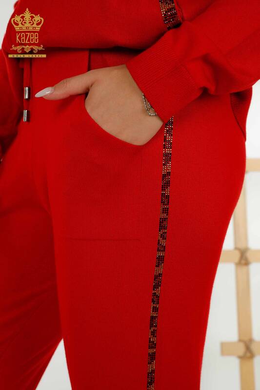 Hurtownia dresu damskiego w kolorze czerwonym z haftem w kamienie - 16677 | KAZEE