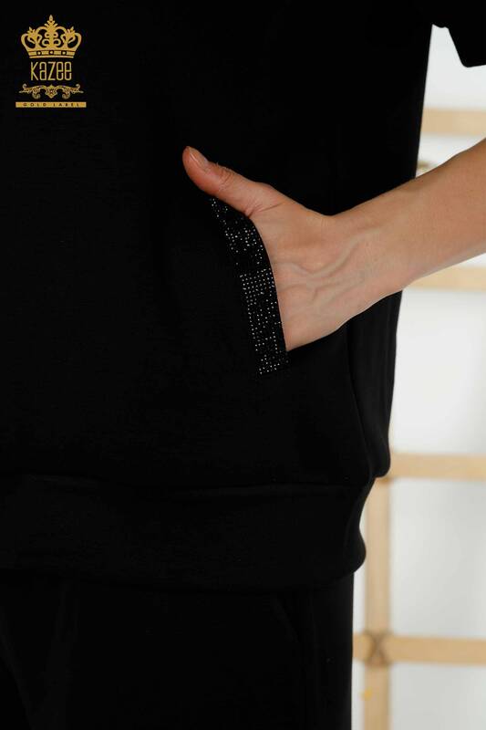Hurtownia dresu damskiego w kolorze czarnym z haftem w kamienie - 17549 | KAZEE